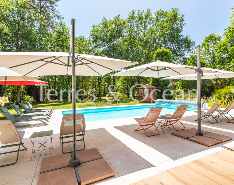 Architect-designed villa from the 1970s 350 m2 1.6 ha plot Swimming pool Absolute tranquilit