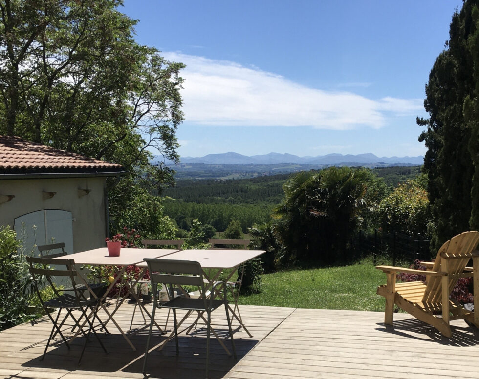 VUES SUR LES MONTAGNES, MAISON DE MAITRE, FERME RESTAUREE ET MAISON D’AMIS, PARC ET PISCINE