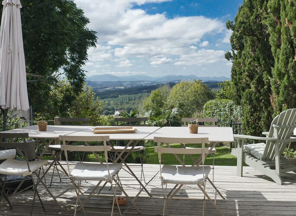 VUES SUR LES MONTAGNES, MAISON DE MAITRE, FERME RESTAUREE ET MAISON D’AMIS, PARC ET PISCINE