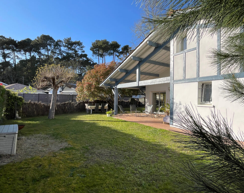 MAISON LUMINEUSE DE 137M2 AVEC GARAGE ET JOLI JARDIN