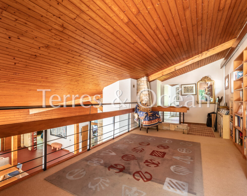 Architect-designed villa from the 1970s 350 m2 1.6 ha plot Swimming pool Absolute tranquilit