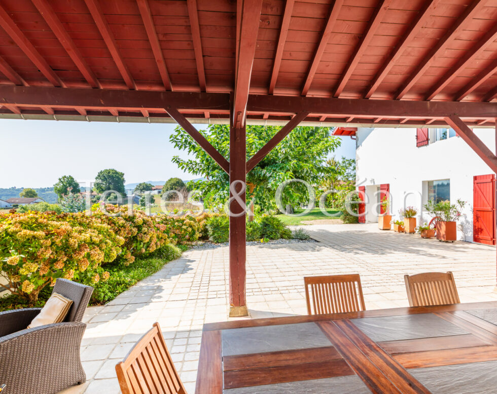 GRANDE MAISON BASQUE AVEC PISCINE A HASPARREN