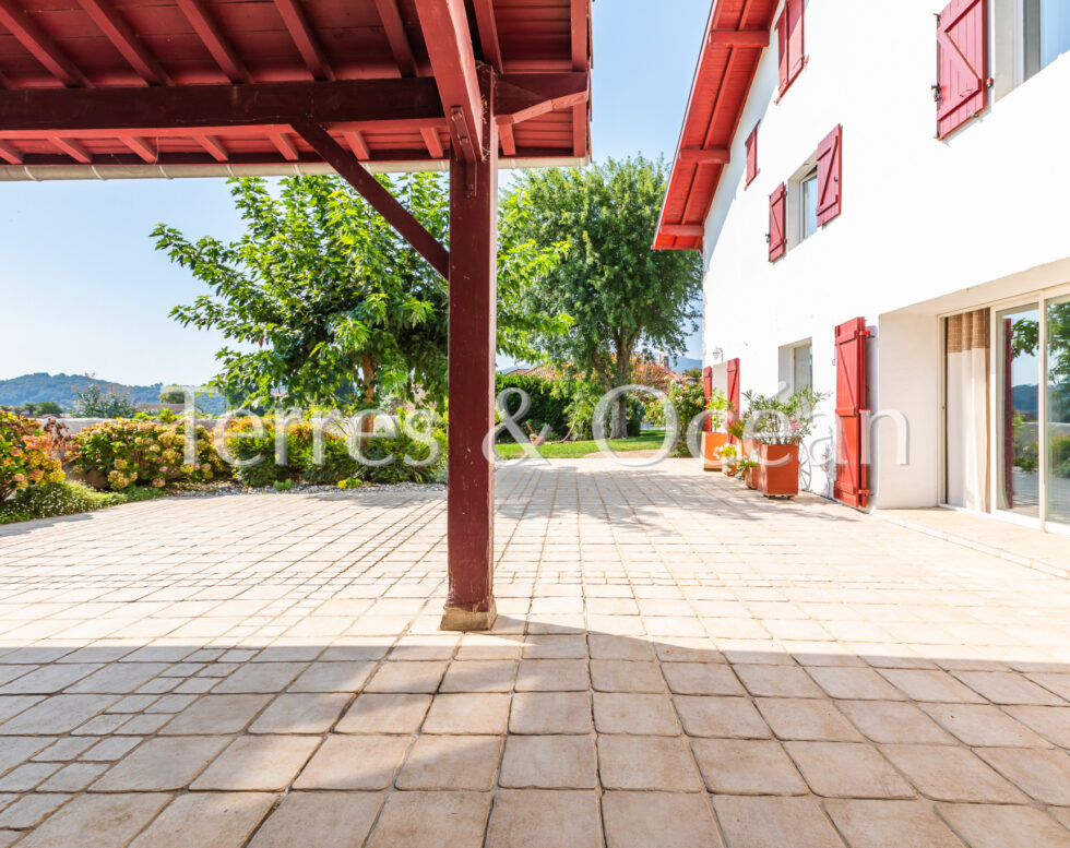 GRANDE MAISON BASQUE AVEC PISCINE A HASPARREN