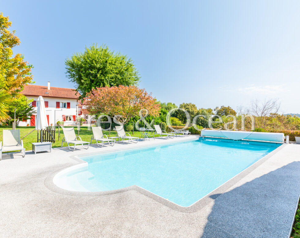 GRANDE MAISON BASQUE AVEC PISCINE A HASPARREN