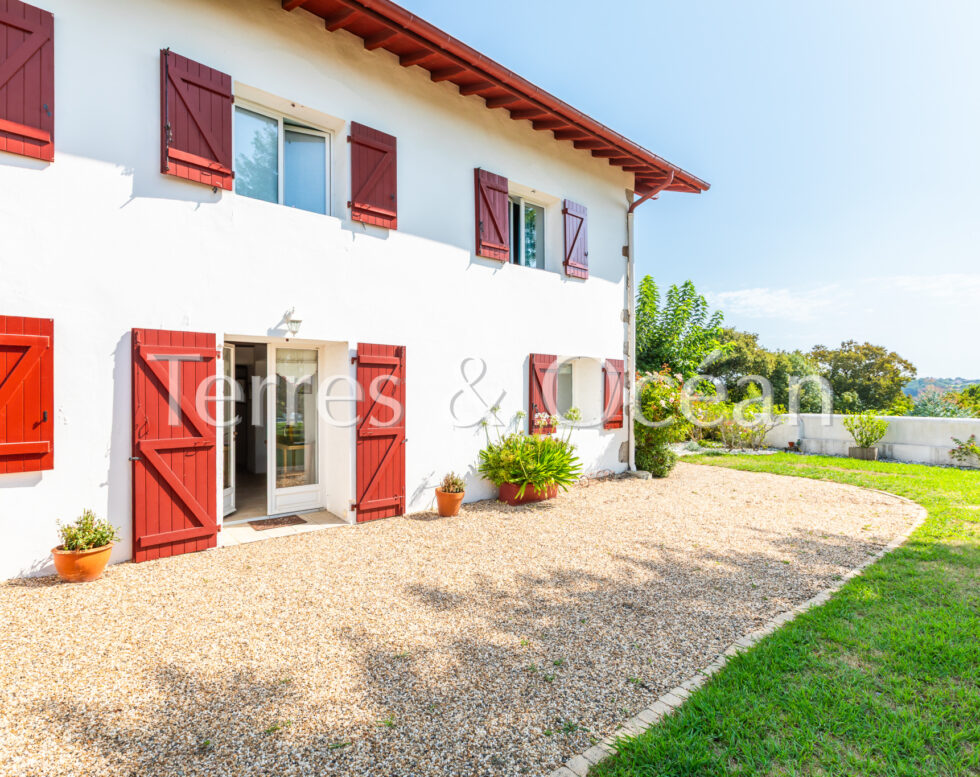 LARGE BASQUE HOUSE WITH POOL IN HASPARREN
