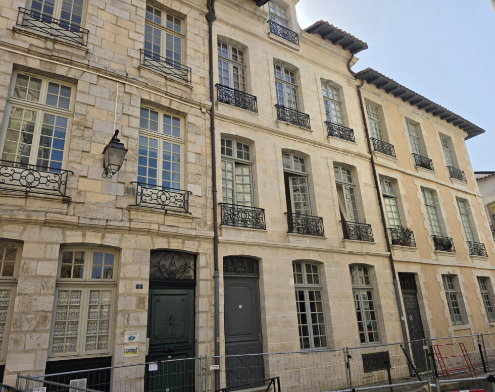 T3 DANS IMMEUBLE DE CARACTERE, HYPER-CENTRE DE BAYONNE