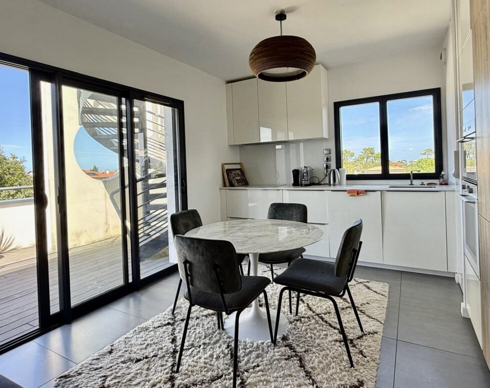 APPARTEMENT APERCU MER DERNIER ETAGE AVEC ROOFTOP PRIVATIF