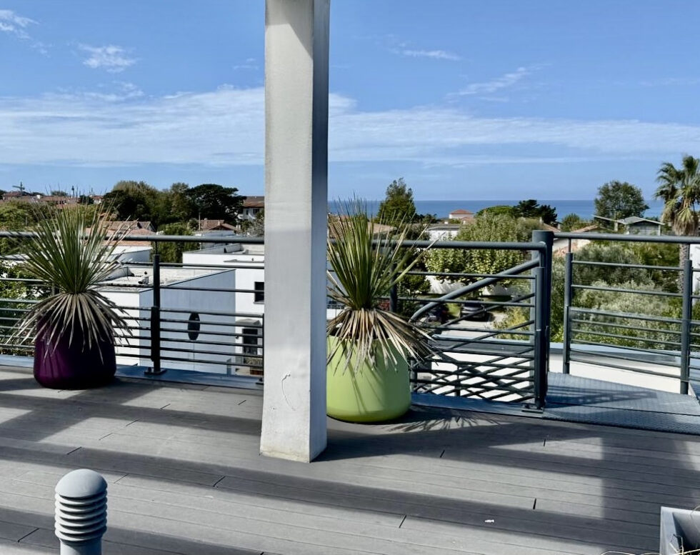APPARTEMENT APERCU MER DERNIER ETAGE AVEC ROOFTOP PRIVATIF