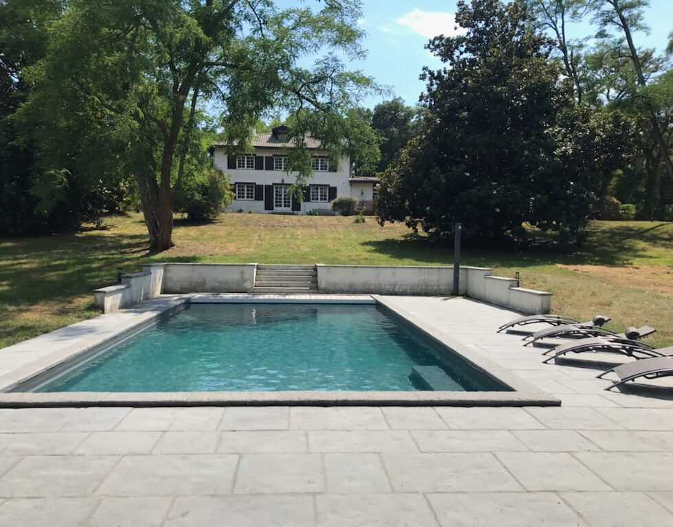 PROCHE DU CENTRE DE LEON, PROPRIETE AVEC PISCINE ET TENNIS