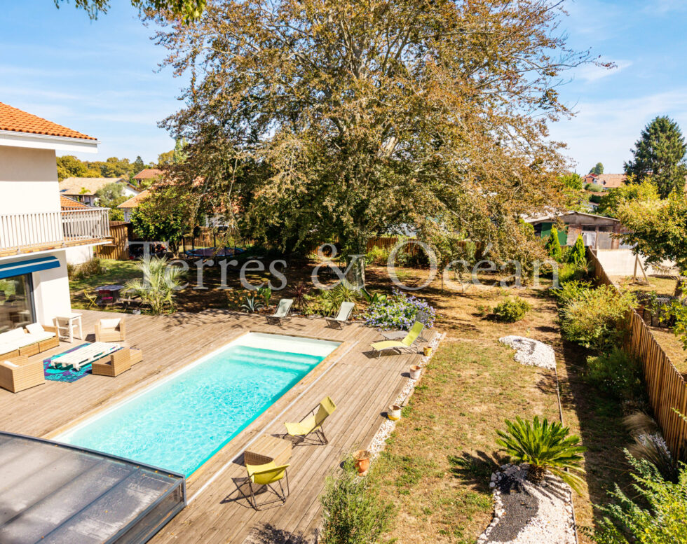 SPACIEUSE VILLA FAMILIALE DE 300M2 AVEC UN MAGNIFIQUE JARDIN