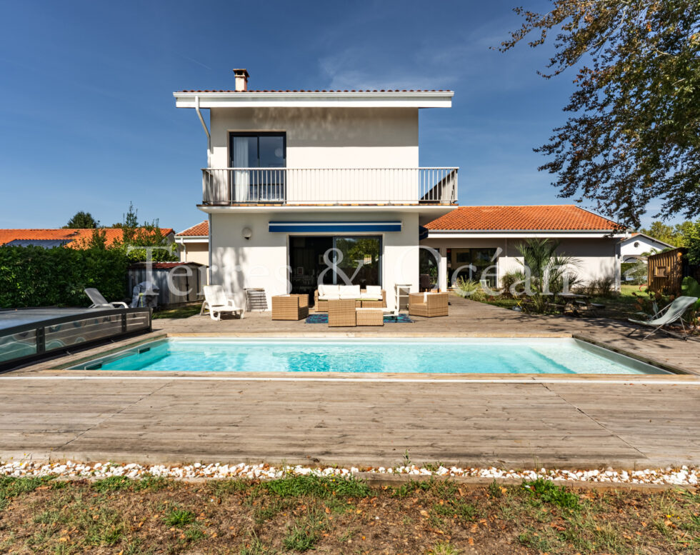 SPACIEUSE VILLA FAMILIALE DE 300M2 AVEC UN MAGNIFIQUE JARDIN